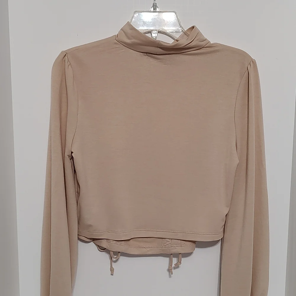 Cream/ Tan Long Sleeve Cropped Top sz M - Picture 4 of 5